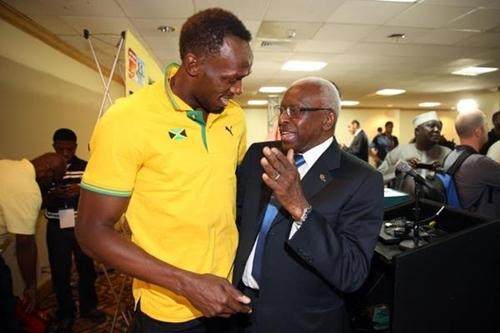 Lamine Diack posa com Usail Bolt / Foto: Getty Images