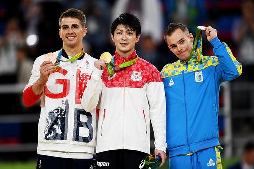 O japonês Kohei Uchimura ao centro com seu ouro; Oleg, da Ucrânia foi prata (à direita) e o britânico Whitlock foi bronze / Foto:: Laurence Griffiths / Getty Images 