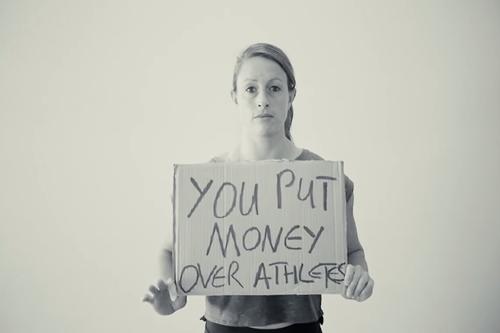 Atleta segura cartaz com os dizeres: "Você colocou o dinheiro acima dos atletas", endereçado à IAAF / Foto: Reprodução / YouTube