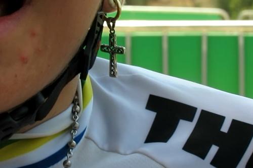 Brinco em formato de cruz é outro símbolo religioso que a brasileira carrega consigo / Foto: Esporte Alternativo