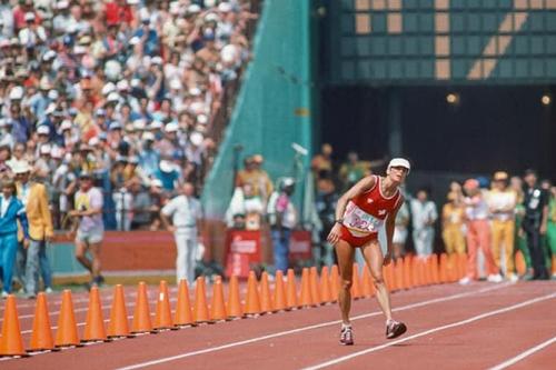Gabriela Andersen em sua epopéia para terminar a maratona de 84 / Foto: Getty Images