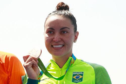 Poliana Okimoto é bronze para o Brasil / Foto: Adam Pretty / Getty Images
