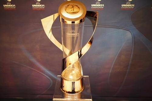 O troféu do Campeonato Europeu sub-21: as quatro melhores seleções classificam-se para o Rio 2016 / Foto: UEFA