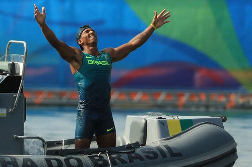 Isaquias Queiroz respira aliviado com o bronze: ele achou que não tinha medalhado / Foto: Mike Ehrmann / Getty Images