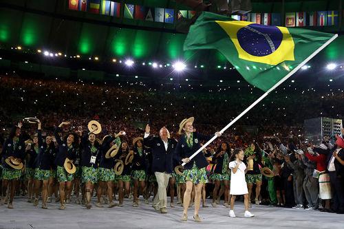 Yane Marques foi a porta-bandeira do Brasil na cerimônia de abertura da Rio 2016 / Foto: Cameron Spencer / Getty Images