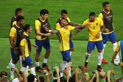 Neymar marcou o primeiro gol do Brasil, de falta / Foto: Buda Mendes / Getty Images