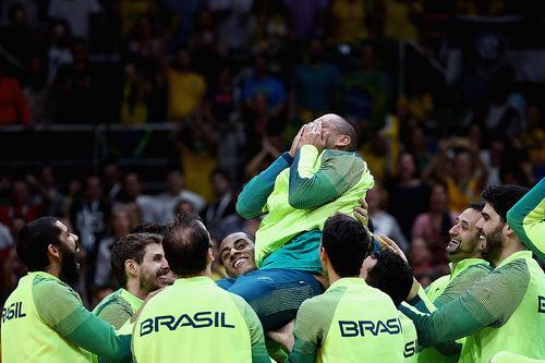 Jogadores exaltam Serginho, que se aposentou após o ouro deste domingo / Foto: Mark Kolbe / Getty Images