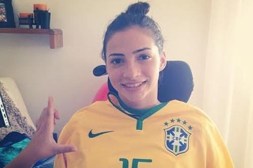 Lais posa com a camisa do Brasil / Foto: Reprodução / Instagram