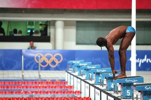 Eric Moussambani segundos antes de nadar em Sydney 2000 / Foto: Ômega Watches