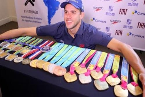 Thiago Pereira e suas medalhas pan-americanas / Foto: Orlando Bento/Minas Tênis Clube
