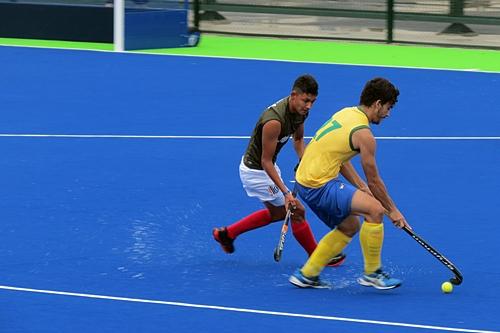 Brasileiro briga pela bola no evento teste do hóquei na grama / Foto: Esporte Alternativo