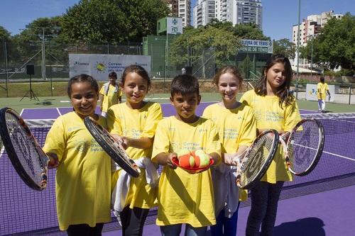 40 crianças de uma escola pública terão aulas de tênis, inglês e reforço de disciplinas no contraturno escolar, em projeto da CBT e FCT viabilizado pelos Correios / Foto: Hermínio Nunes