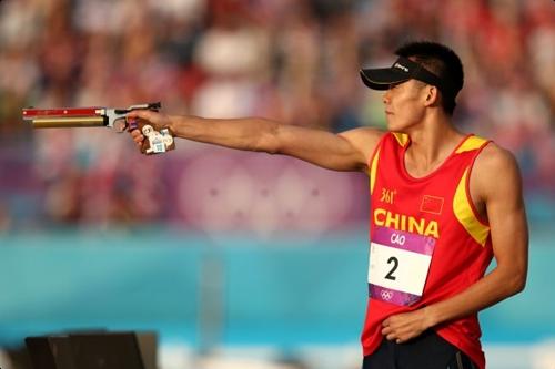 Zhongrong Cao, da China, atira para conquistar a medalha de prata em Londres 2012: o atleta já confirmou sua vaga nos Jogos Rio 2016 / Foto: Quinn Rooney / Getty Images