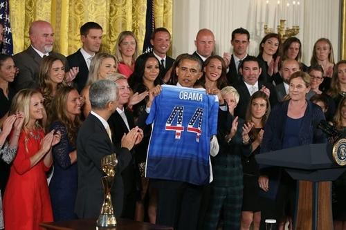 Obama posa com as jogadoras americanas na Casa Branca / Foto: Mark Wilson / Getty Images