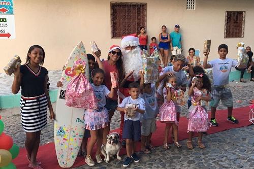 Principal surfista brasileira faz clínica e doa pranchas para escolinhas beneficentes do Nordeste / Foto: Divulgação