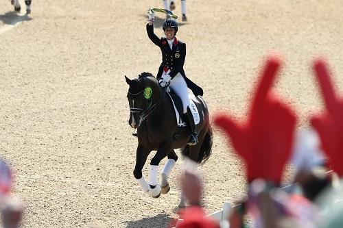 Ouro em Londres 2012, Charlotte Dujardin voltou a vencer na provável despedida do cavalo Valegro / Foto: David Rogers/Getty Images