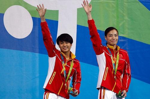 Wu Minxia venceu a prova do trampolim de 3m sincronizado, a primeira do Rio 2016, ao lado de Tignmao Chi / Foto: Clive Rose/Getty Images