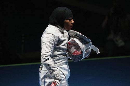 Ibtihaj Muhammad é a primeira ateta de seu país a competir nos Jogos Olímpicos usando o hijab, vestimenta da doutrina islâmica / Foto: Patrick Smith/Getty Images