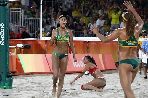 Talita/Larissa e Ágatha/Bárbara Seixas passaram pela rodada das quartas e podem fazer final brasileira / Foto: Sean M. Haffey/Getty Images
