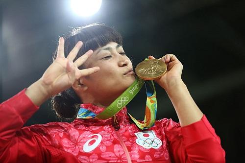 Japonesa é a primeira mulher a ganhar o ouro em quatro edições seguidas em provas individuais e a primeira atleta do esporte a sagrar-se tetracampeã / Foto: Lars Baron/Getty Images