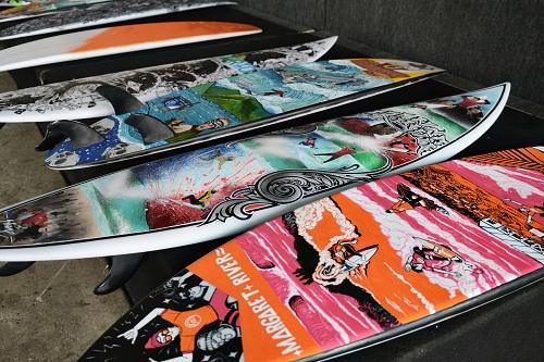 Artistas usaram os comentários postados durante as etapas da World Surf League para pintarem dez pranchas de surfe que podem ser vistas pelo público até 21 de dezembro / Foto: Divulgação