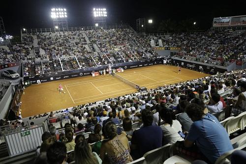 Estrelas do tênis feminino brasileiro baterão bola com o público na noite de segunda-feira, 20 de fevereiro / Foto: Agif