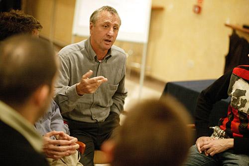 Cruyff em uma das aulas do Instituto / Foto: Divulgação