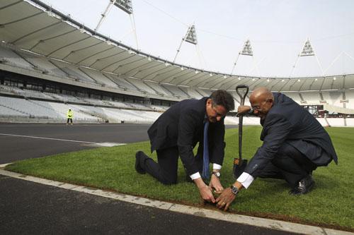 Autoridades e Organizadores de Londres 2012 colocam último pedaço de grama no Estádio Olímpico / Foto: David Poultney
