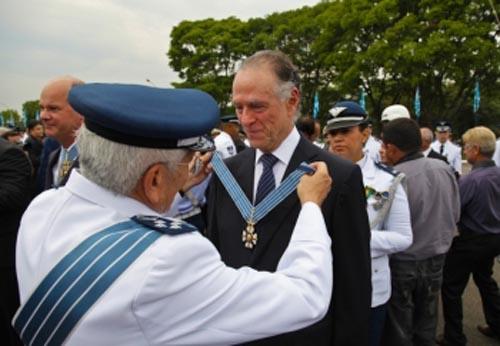 O presidente do Comitê Olímpico Brasileiro (COB), Carlos Arthur Nuzman foi homenageado pela FAB  / Foto: Agência Força Aérea/Wellington simo