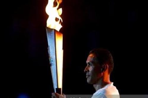  Ex-atleta Joaquim Cruz carrega uma das tochas olímpicas, na cerimônia de abertura do Pan-2007 / Foto: Getty Images
