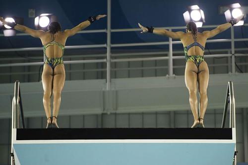 Indrid Oliveira, de 19 anos, e Giovana Pedroso, de 16, conquistaram a medalha de prata em Toronto / Foto: Jim Watson / AFP