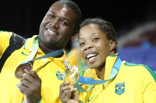 Joice com a medalha de ouro e Davi com o bronze / Foto: COB / Divulgação