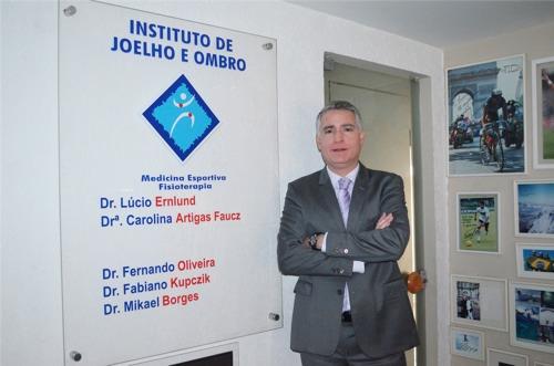 Lúcio Ernlund no Instituto Joelho e Ombro/ Foto: Bruna Zembuski 