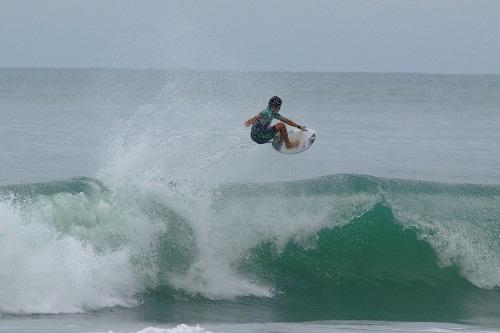 Depois da decisão dos títulos em Maresias, atletas da surfam na praia de Camburi e treinam no Instituto Gabriel Medina / Foto: Aleko Stergiou