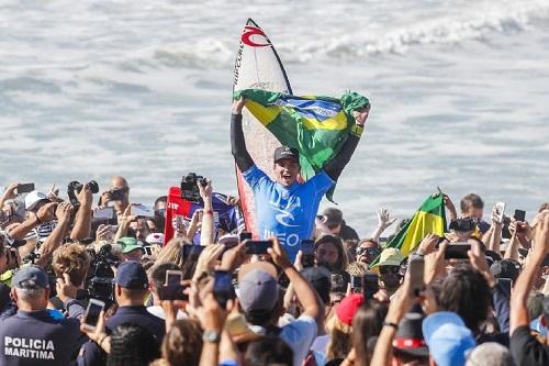 Brasileiro venceu Julian Wilson na final e vai disputar o título na última etapa, no Havaí / Foto: Divulgação WSL