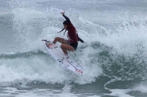 Sophia Medina é o destaque no primeiro dia do Hang Loose Surf Attack em Guarujá / Foto: Munir el Hage