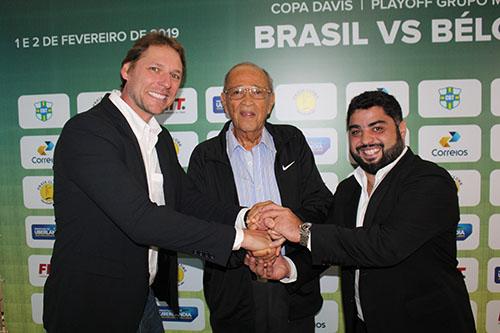 Rafael Westrupp, Aldorando Dias e François Rahme comemoram assinatura do contrato  / Foto: Praia Clube
