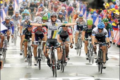 O inglês Mark Cavendish deu o troco no alemão André Greipel e venceu a 11ª etapa do Tour de France 2011 / Foto: ASO/B.Bade