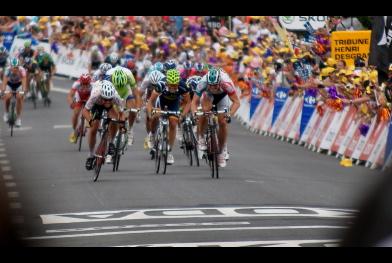 O alemão André Greipel foi o grande vencedor da 10ª etapa do Tour de France 2011, depois de bater por uma roda no sprint final o inglês Mark Cavendish / Foto: ASO/P.Perreve
