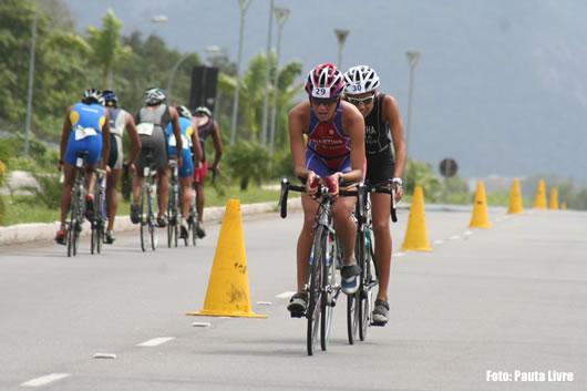 Alguns dos melhores nomes do triatlo brasileiro participarão da prova na briga pelo título no masculino profissional e pelo vice-campeonato no feminino / Foto: Pauta Livre